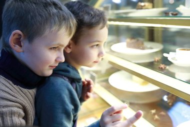 Vitrin tatlı kafede seçme kardeşler