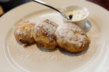 Süzme peynir krep plaka üzerinde ekşi krema ile