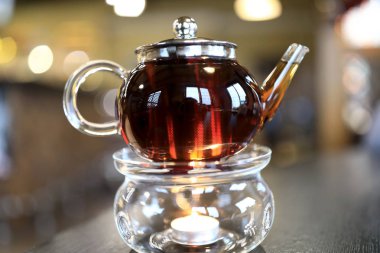 Isıtmalı bir stand Cafe çaydanlık