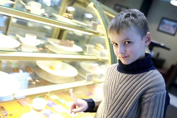 Enfant Choisit Dessert Sur Vitrine Dans Café — Photo