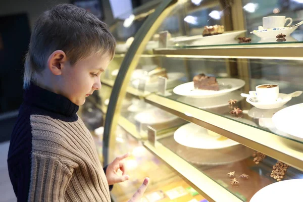 Kind Betrachtet Vitrine Mit Desserts Café — Stockfoto