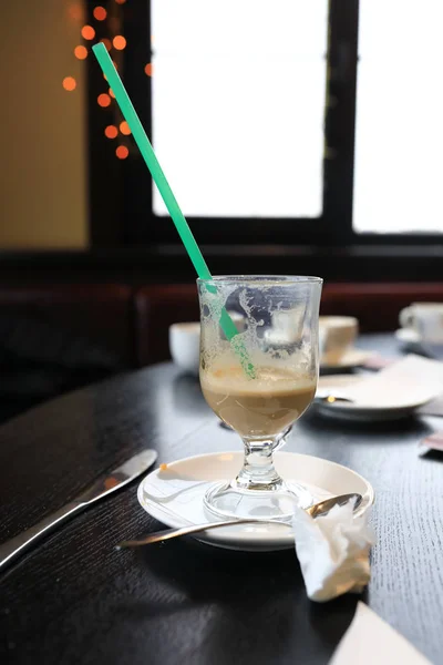 Tasse Mit Unfertigem Latte Auf Tisch Café — Stockfoto