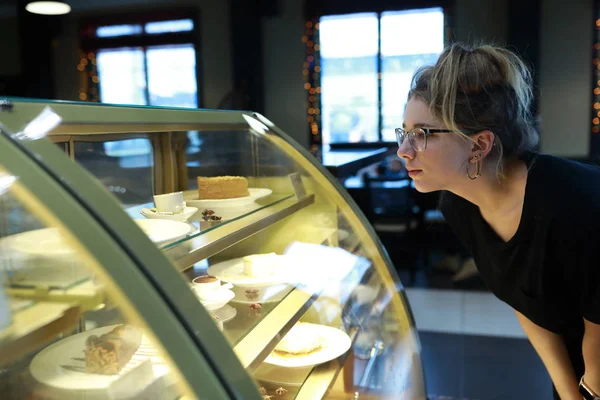 Adolescente Mirando Escaparate Con Postres Cafetería — Foto de Stock