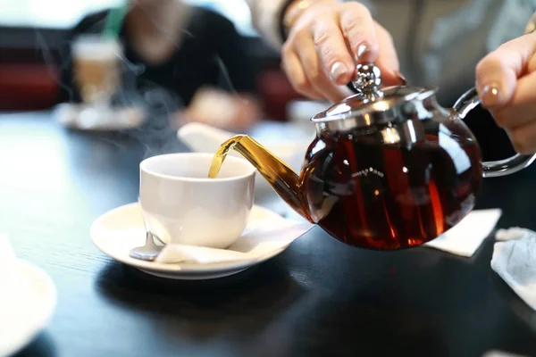 Chelner Turnând Ceai Ceașcă Cafenea — Fotografie, imagine de stoc