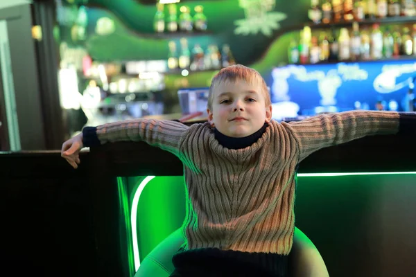 Çocuk Dinlenme Bir Restoran Barda — Stok fotoğraf