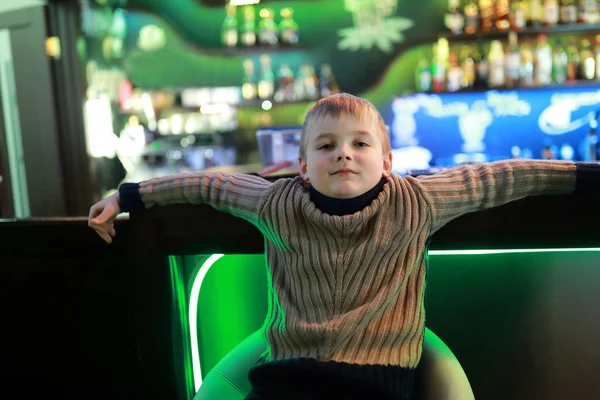 Jongen Rust Aan Bar Een Restaurant — Stockfoto