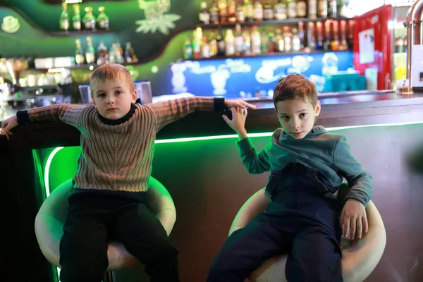 Niños Sentados Bar Restaurante — Foto de Stock