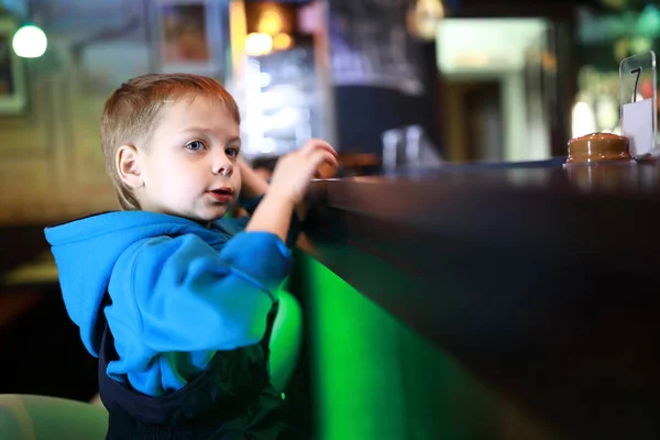 Παιδί Που Ακουμπά Στο Μπαρ Ένα Εστιατόριο — Φωτογραφία Αρχείου