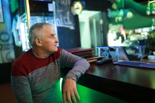 Homem Sênior Sentado Bar Restaurante — Fotografia de Stock