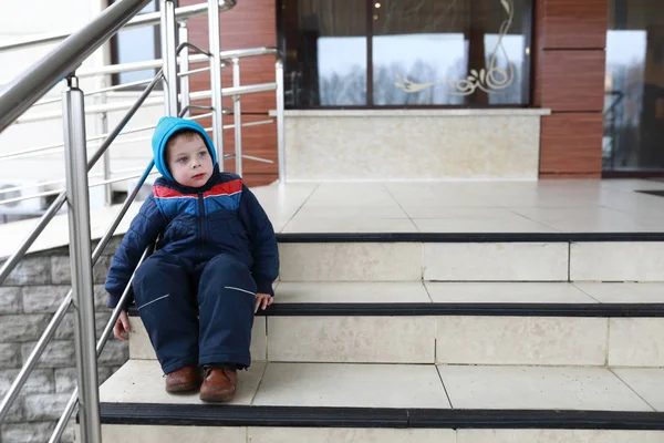 Lelah Anak Beristirahat Tangga Bangunan — Stok Foto