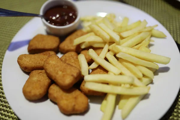 Nuggets Met Frietjes Witte Plaat — Stockfoto