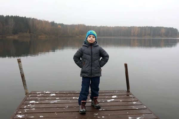Dítě Představuje Molo Zaslavsky Nádrž Minskaja Oblast — Stock fotografie