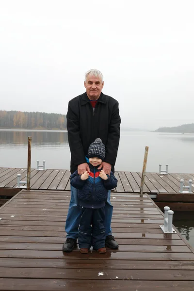 Grootvader Met Zijn Kleinzoon Poseren Pier Zaslavsky Reservoir Minsk Regio — Stockfoto