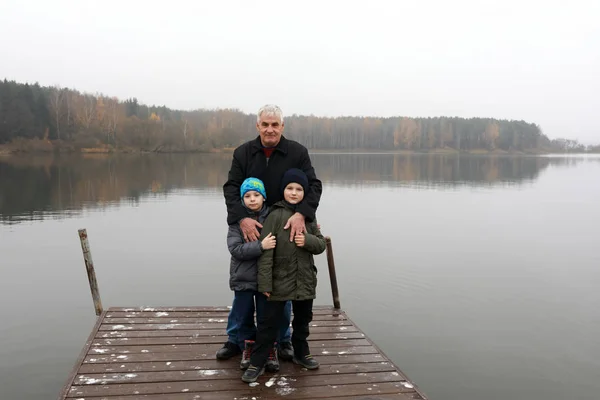 桟橋は Zaslavsky 貯水池 ミンスク地域でポーズの子供を持つ男 — ストック写真