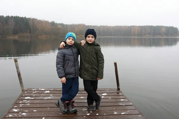 Chlapci Pózování Molo Zaslavsky Nádrž Minskaja Oblast — Stock fotografie