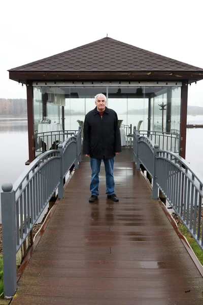 Uomo Anziano Sul Ponte Legno Serbatoio Zaslavsky Regione Minsk — Foto Stock