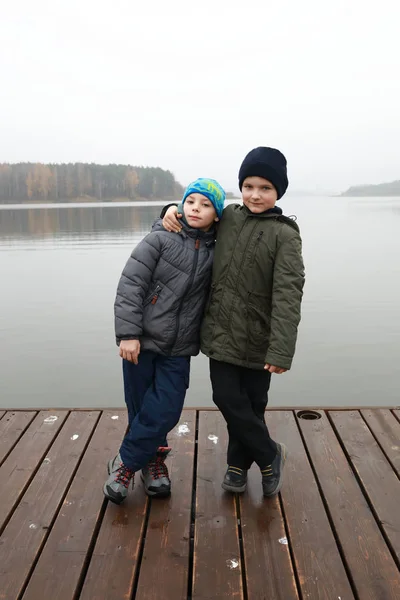 Frères Posant Sur Jetée Réservoir Zaslavsky Région Minsk — Photo