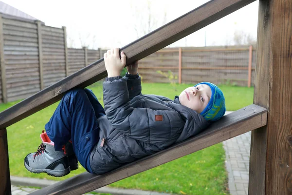 Kind Liegt Auf Holzgeländer Hinterhof — Stockfoto