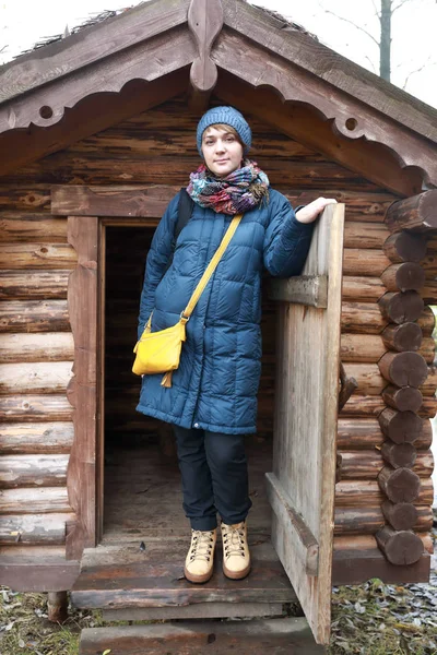 Ritratto Donna Sfondo Baita Nel Villaggio Bielorussia — Foto Stock
