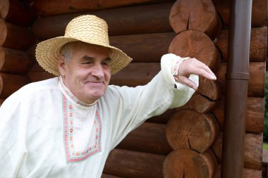 Belarus giyim günlük kabin arka plan üzerinde turist