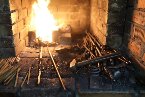 Στοιχεία Blacksmithing Εργαλεία Στην Forge — Φωτογραφία Αρχείου