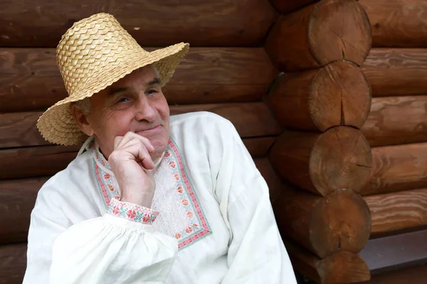 Osoba Tradycyjnych Białoruskich Ubrania Tle Chatce — Zdjęcie stockowe