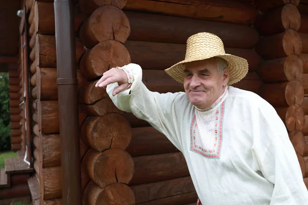 Älterer Mann Traditioneller Weißrussischer Kleidung Vor Dem Hintergrund Einer Blockhütte — Stockfoto