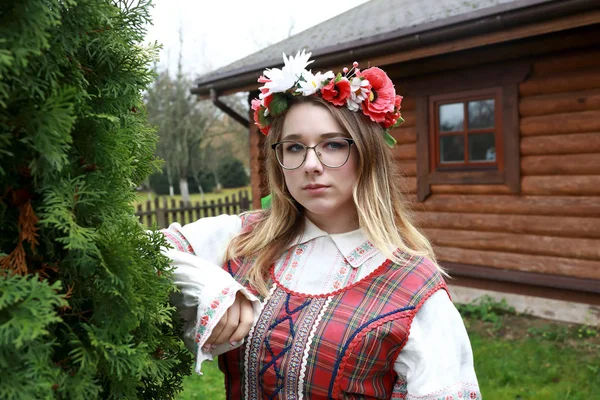 Серьёзная Девушка Традиционной Белорусской Одежде Деревне — стоковое фото