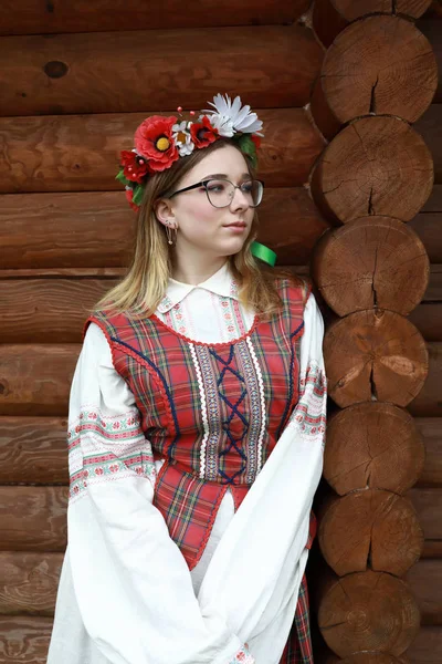 Vrouw Traditionele Wit Russische Kleren Achtergrond Van Blokhut — Stockfoto