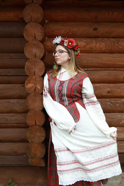 Tonåring Traditionella Vitryska Kläder Bakgrund Timmerstuga — Stockfoto