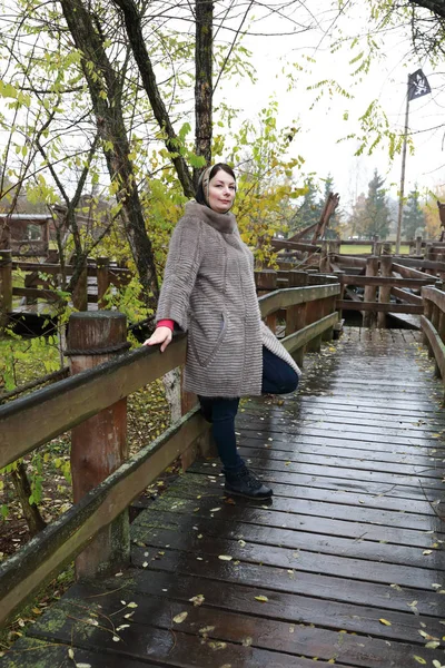 Donna Posa Sul Ponte Legno Autunno — Foto Stock