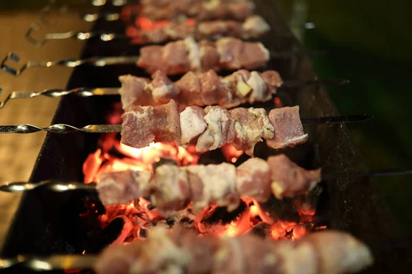 Preparação Carne Porco Kebab Espetos Noite — Fotografia de Stock