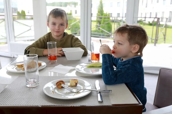 Två Pojkar Äta Frukost Restaurang — Stockfoto