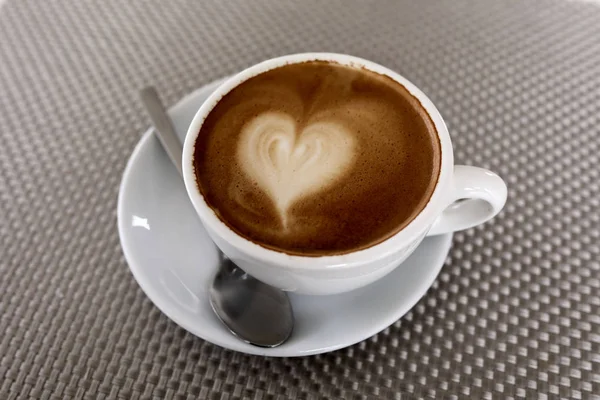 Tasse Cappuccino Herz Gemustert Auf Dem Tisch — Stockfoto