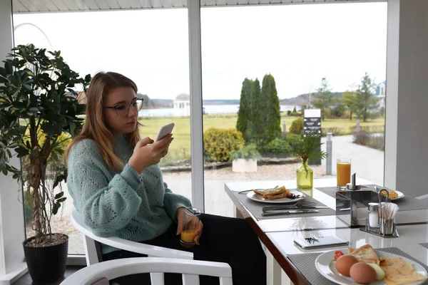 Girl Smartphone Has Breakfast Restaurant — Stock Photo, Image