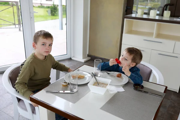 Zwei Kinder Frühstücken Einem Restaurant — Stockfoto