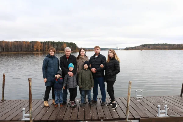 Ritratto Famiglia Sul Molo Autunno — Foto Stock