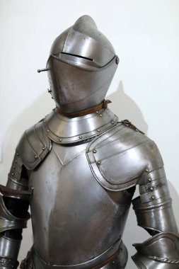 Duvar arka plan üzerinde Knight zırh görünümü