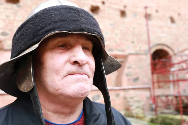 Homem Idoso Posando Capacete Cavaleiro Fundo Parede — Fotografia de Stock