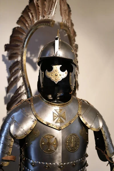 在墙的背景上的欧洲骑士盔甲的看法 — 图库照片