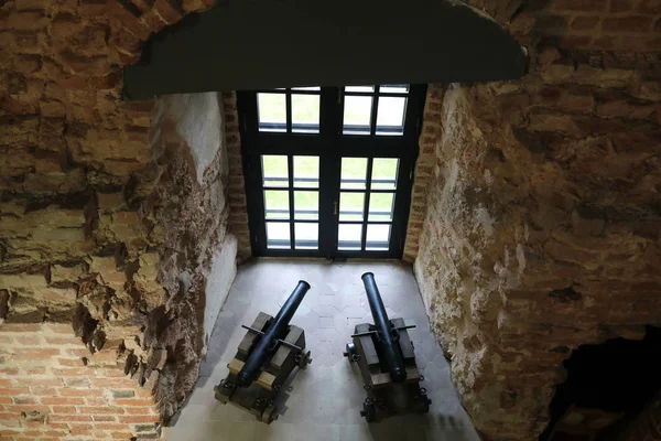 Anciens Canons Sur Rebord Fenêtre Dans Château — Photo