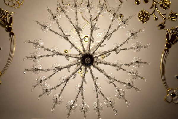 Вид винтажной люстры во дворце
