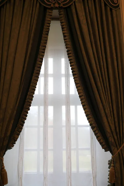 在家里有棕色窗帘的窗户景观 — 图库照片