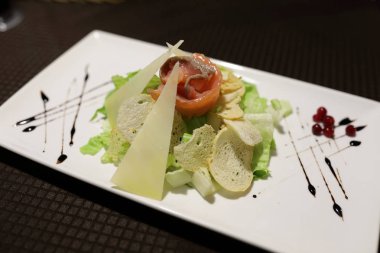 Sezar salatası bir restoranda plakalı