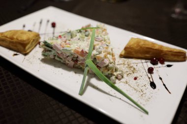 Plaka bir restoranda Rus salatası ile