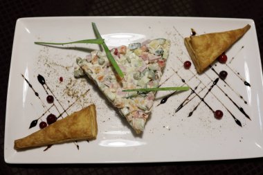 Beyaz tabakta croutons Rus salatası