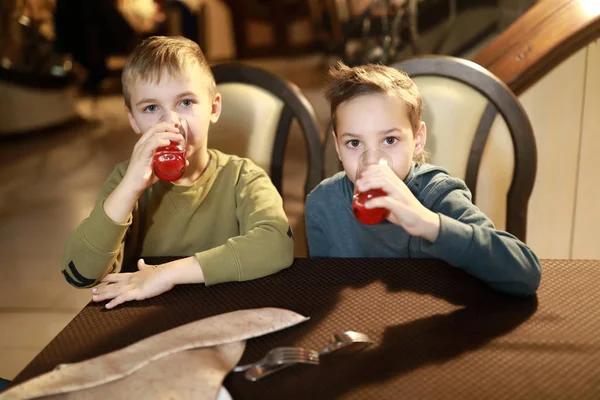 Pojkar Dricka Saft Vid Bord Restaurangen — Stockfoto