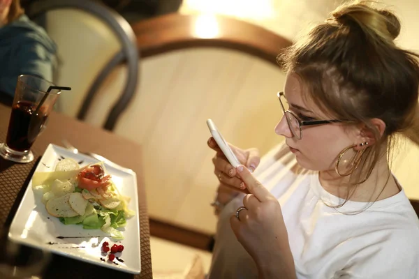 Menina Tira Uma Foto Salada Por Smartphone — Fotografia de Stock
