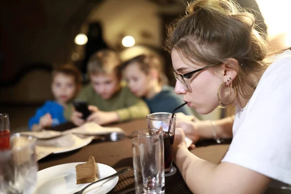 Adolescente Tem Suco Restaurante — Fotografia de Stock