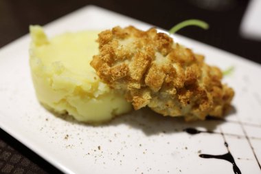 Pirzola ve restoranda beyaz tabakta patates püresi